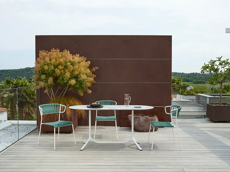 Vantaggi e caratteristiche del corten (foto Recinzione Scab Design Tripé Doppio Tavolo)