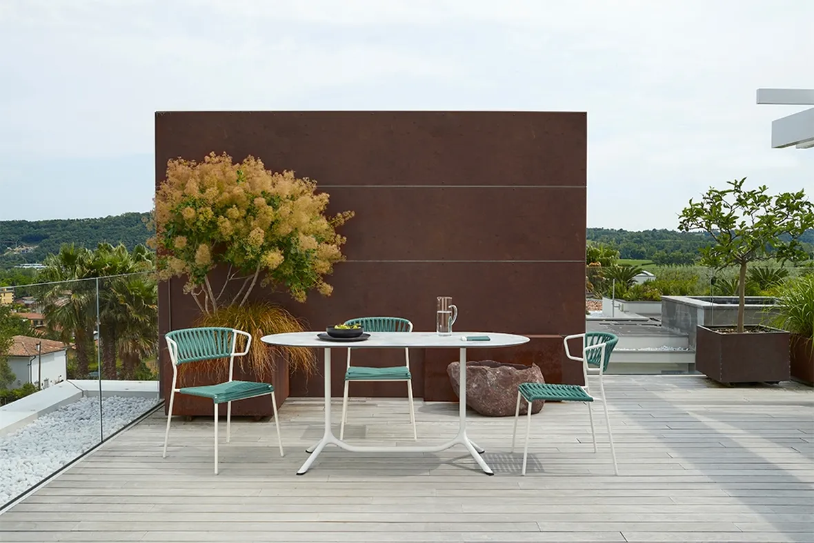 Vantaggi e caratteristiche del corten (foto Recinzione Scab Design Tripé Doppio Tavolo)