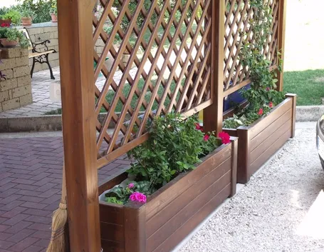 Fioriera con grigliato in legno