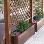 Fioriera con grigliato in legno