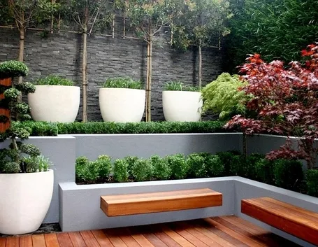 Giardino con fioriere