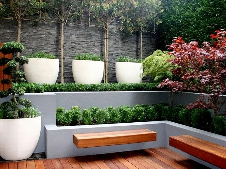 Giardino con fioriere