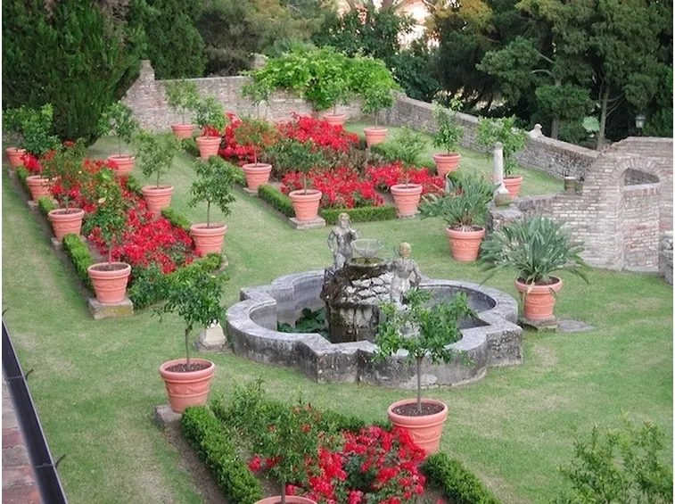 Giardino con vasi
