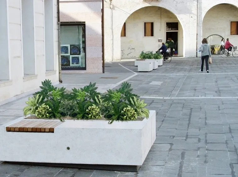 Fioriera in cemento per l'arredo urbano