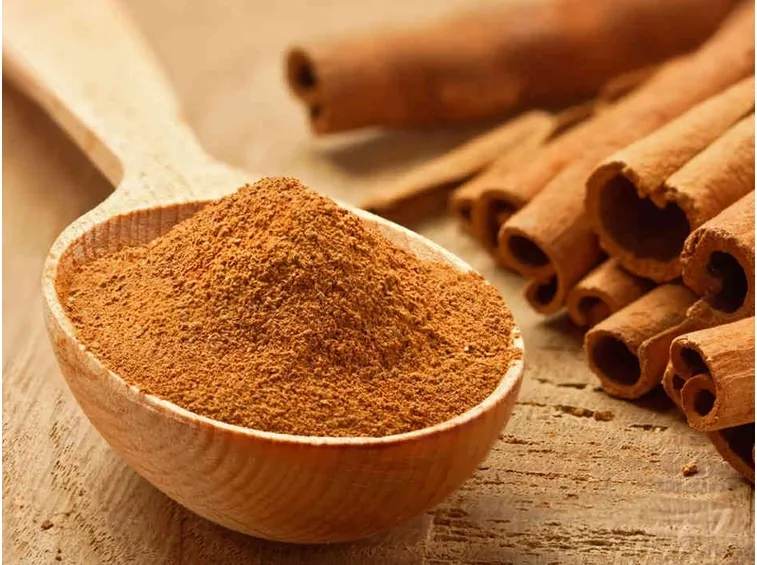 Bastoncini e polvere di cannella