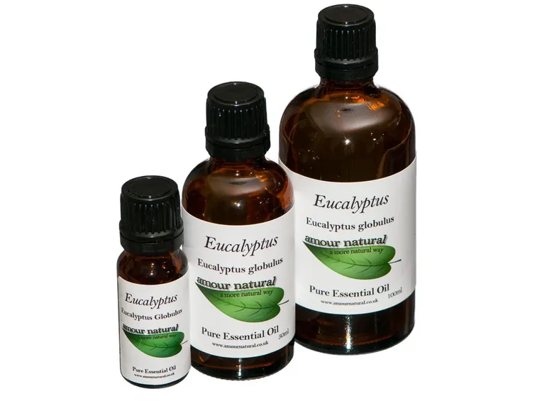 Boccette di olio essenziale di eucalipto