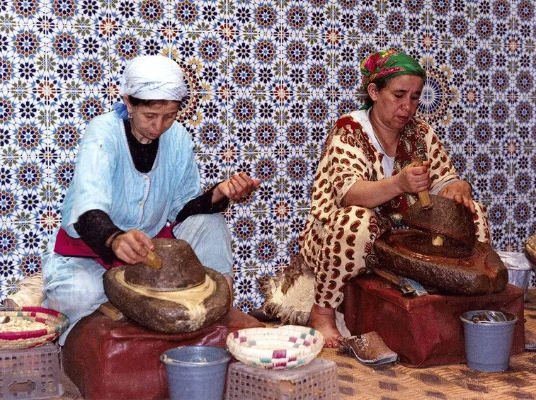Donne intente all'estrazione dell'olio d'Argan