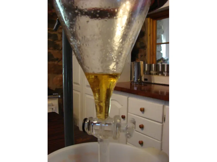 Distillazione dell'olio di rosmarino