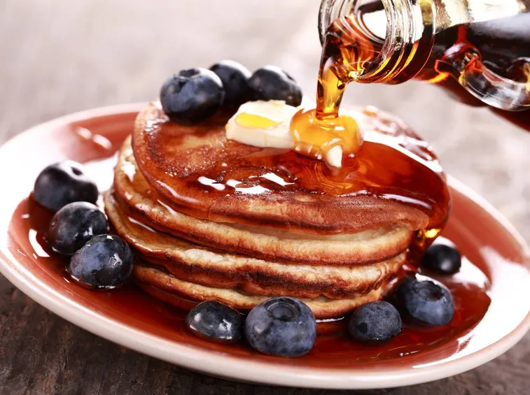 Sciroppo d'acero su pancake con mirtilli
