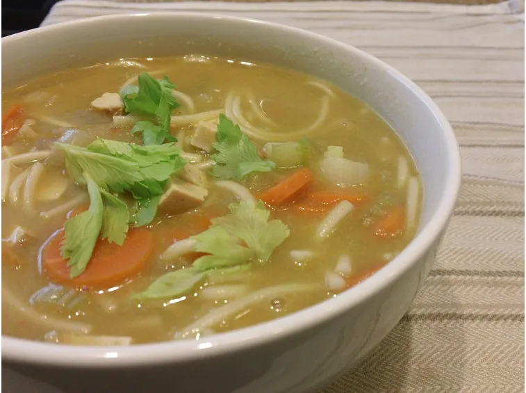 Tazza di brodo di pollo