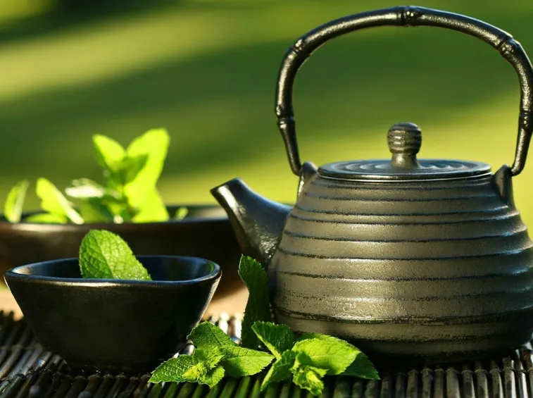 Preparazione tisana dei monaci