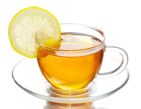 Una tazza di tisana al limone aiuta la digestione
