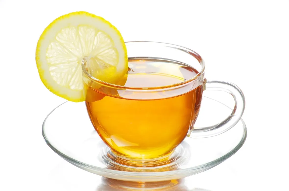 Una tazza di tisana al limone aiuta la digestione