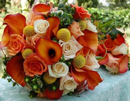 Composizione di calle e rose arancioni