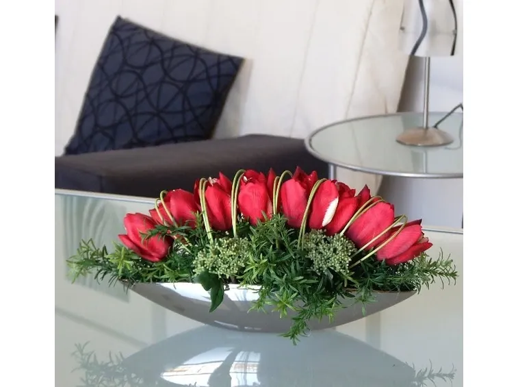 Composizione di rose artificiali