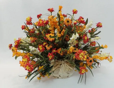Composizione di fiori artificiali