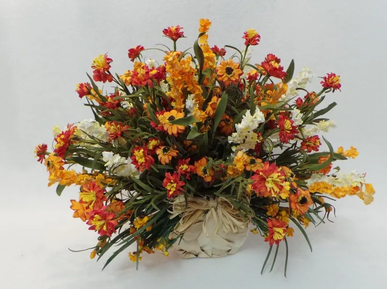 Composizione di fiori artificiali