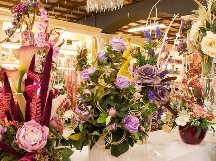 Diverse composizioni di fiori artificiali in un negozio
