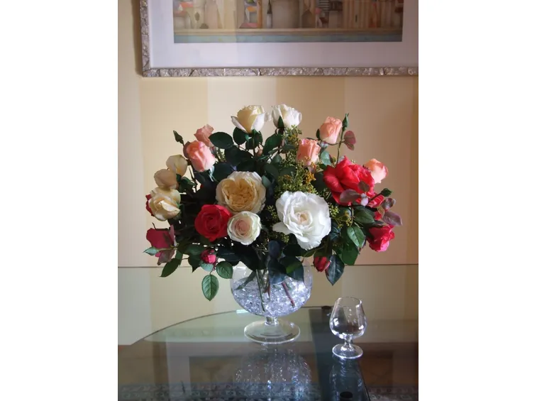 Composizione di fiori artificiali con rose