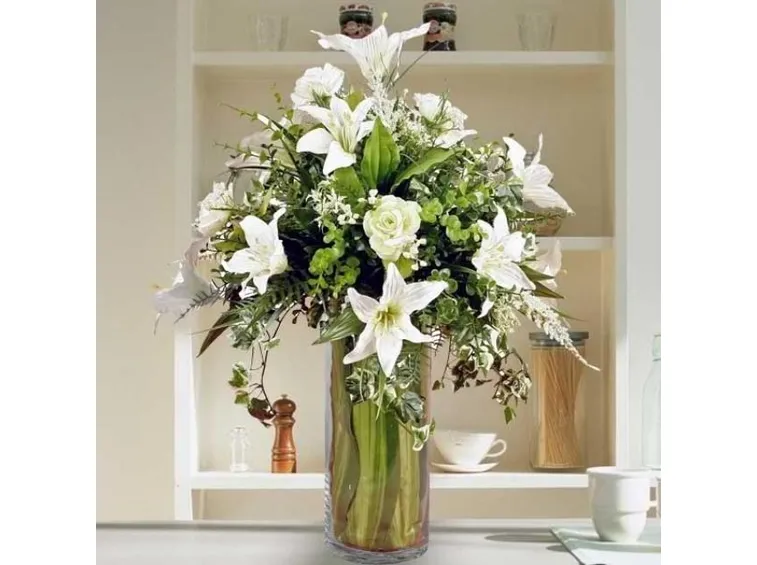 Composizione di fiori artificiali con rose e gigli