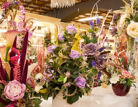 Composizione di fiori finti