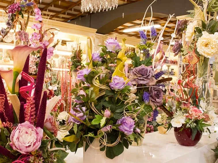 Composizione di fiori finti