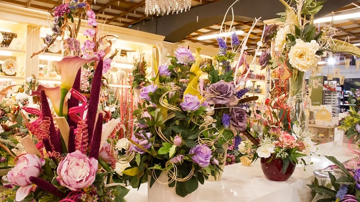 Composizione di fiori finti