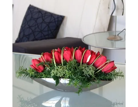 Composizione con fiori artificiali di seta