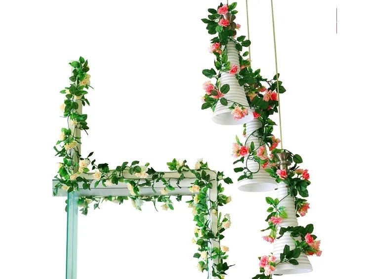 Composizione di roselline a cascata