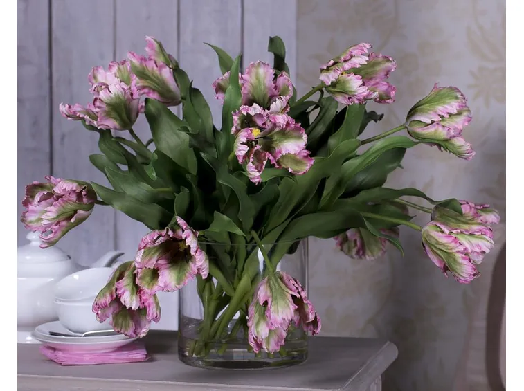 Composizione fiori finti e cannella