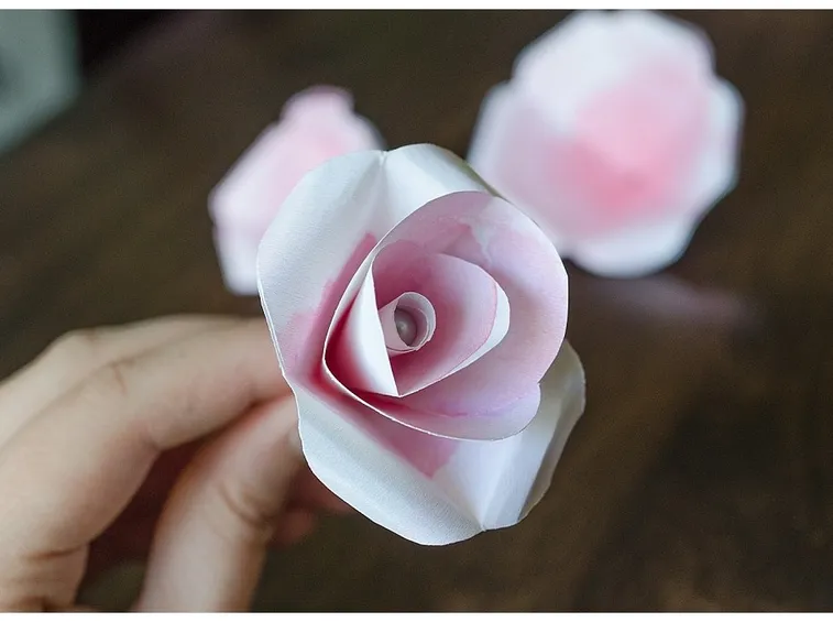 Rosa di carta colorata