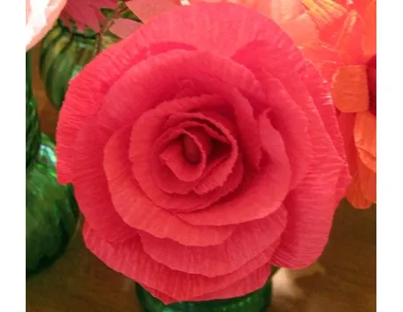 una rosa di carta crespa