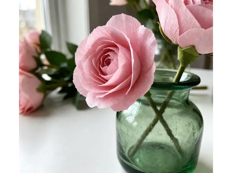 una rosa di carta crespa