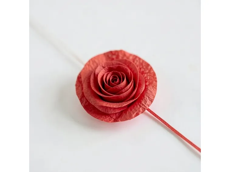 tappare il fondo della rosa di carta come nell'immagine
