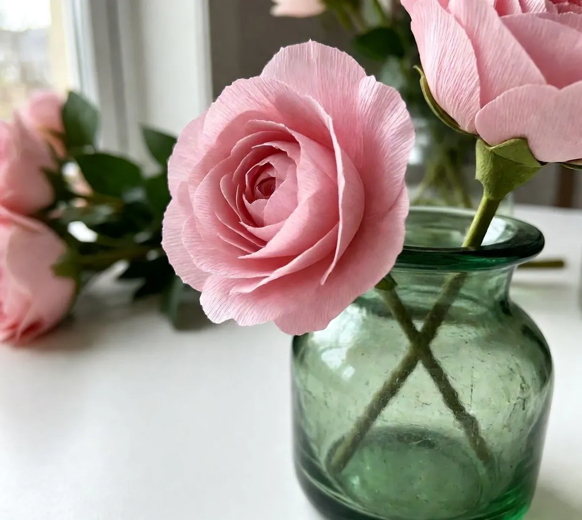 una rosa di carta crespa