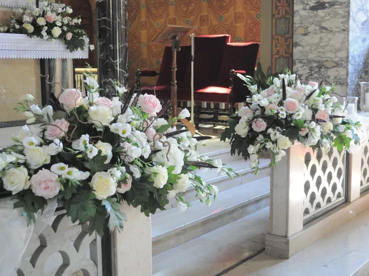 Dettaglio di un addobbo floreale in chiesa