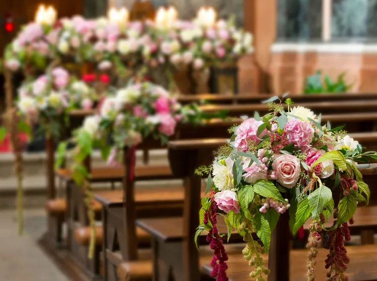 Addobbi floreali in chiesa sulle panche