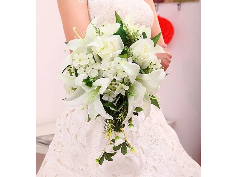 bouquet di gigli e rose bianche