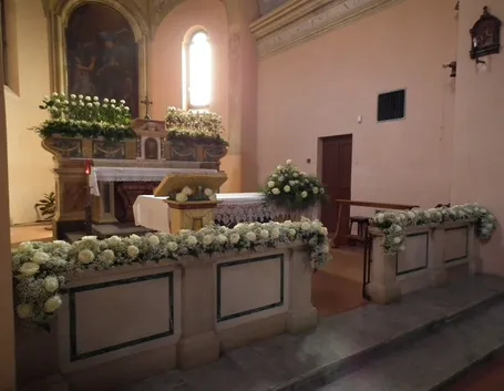 Composizioni floreali in chiesa semplici