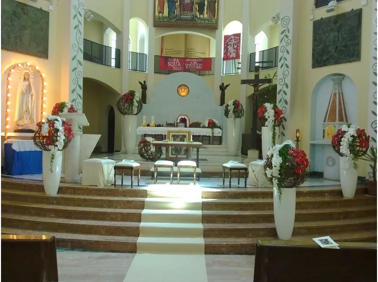 Addobbi floreali in chiesa