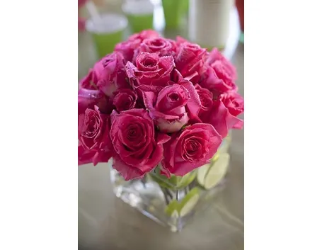 Centrotavola in vaso di rose rosa