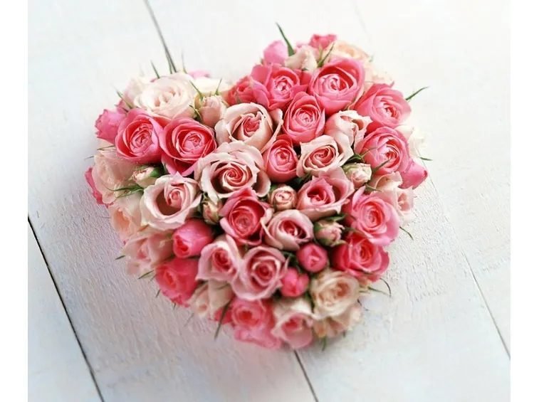 una composizione di rose a forma di cuore
