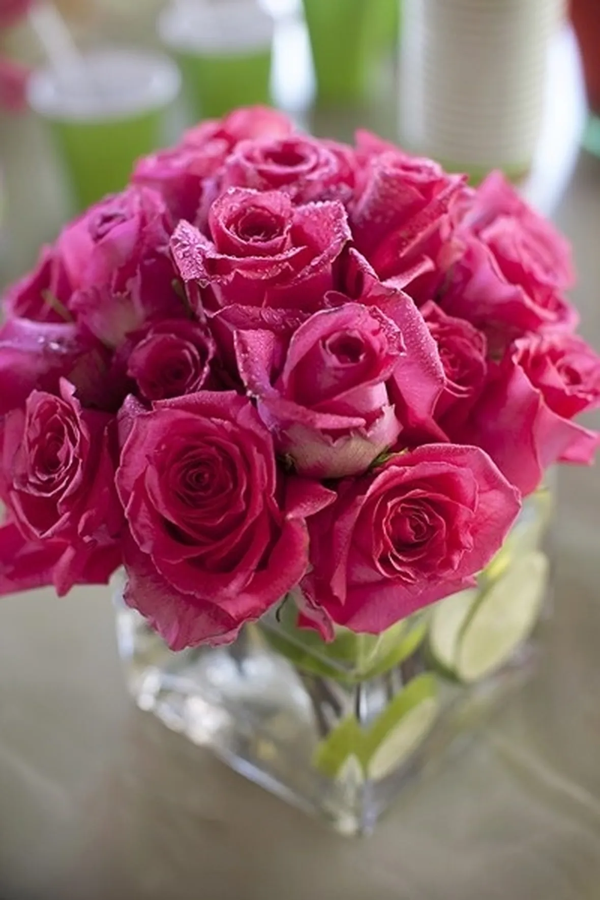 Centrotavola in vaso di rose rosa
