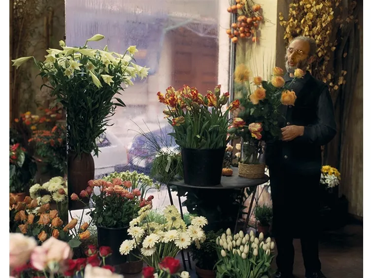 Il fioraio tra i suoi fiori