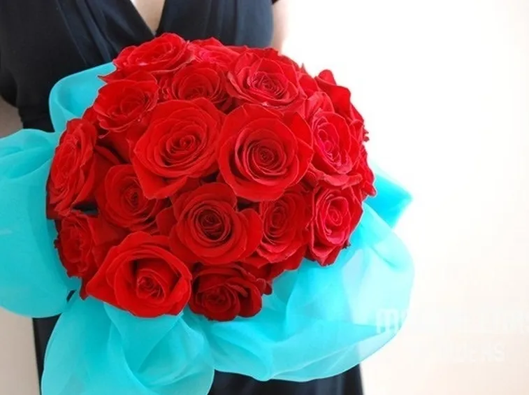 boquet di rose rosse con decorazione acquamarina