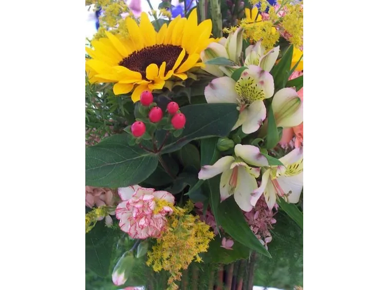 Composizione con girasoli, orchidee e bacche