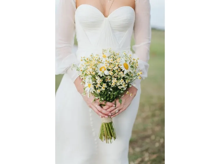 Bouquet di margherite in un matrimonio estivo