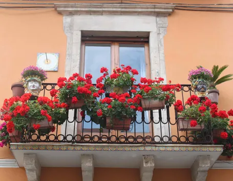Balcone artisticamente fiorito