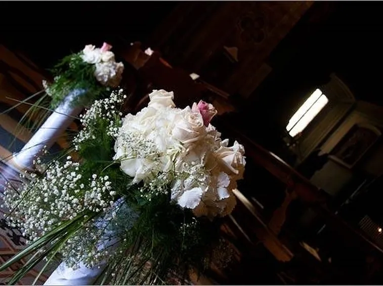 Anche risparmiare con gli addobbi floreali è possibile.