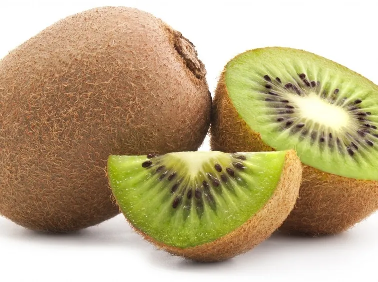 Kiwi intero e tagliato